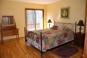 4 bedrooms, free WiFi, bed sheets - Cedar Mtn, Dupont, 4+ Acres, Wifi, Fenced Yard, Stream (Cedar Mountain)