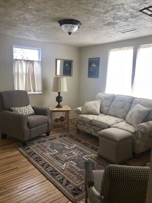 TV, books - LAVENDER COTTAGE ON WALL (Farmington)