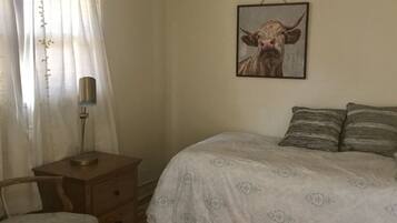 2 bedrooms, iron/ironing board, WiFi, bed sheets
