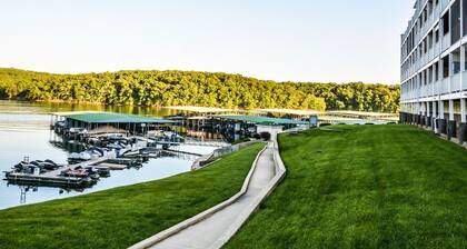 3 bedroom/3 bath LAKEFRONT Condo! GREAT LOCATION with Boat Slip and WIFI