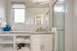 Badewanne, Haartrockner, Handtücher, Seife