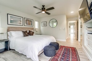 3 bedrooms, iron/ironing board, travel cot, free WiFi -  Luxury Bayside Retreat – Steps to Sand w/ Rooftop Deck & Great for Families! (San Diego)