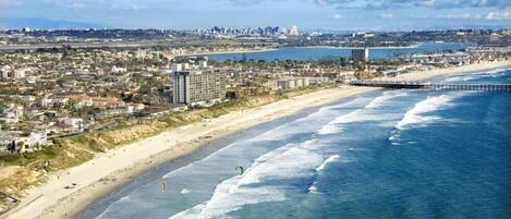 Beach nearby, sun-loungers, beach towels