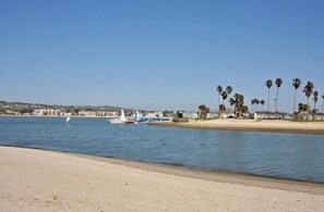 Beach nearby, sun loungers, beach towels