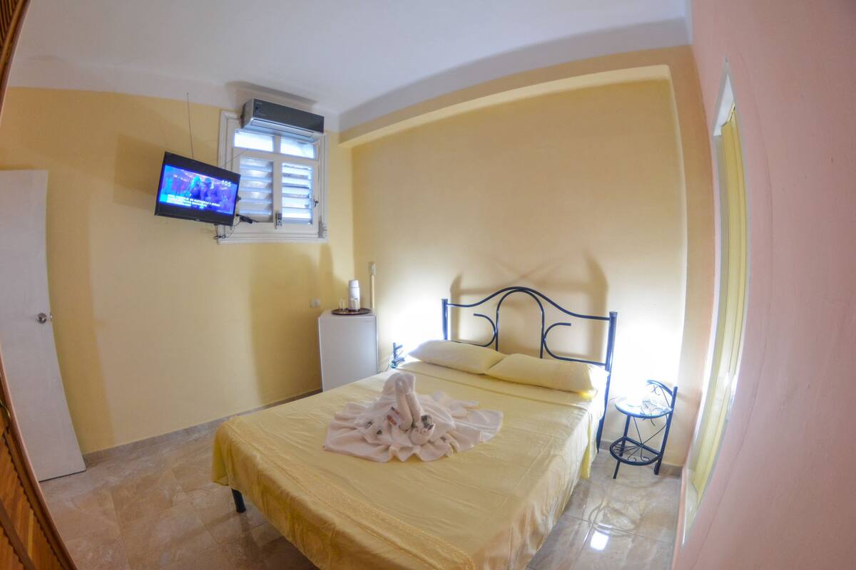 Habitación estándar doble, 1 cama de matrimonio, no fumadores | Minibar, caja fuerte, cortinas opacas y tabla de planchar con plancha