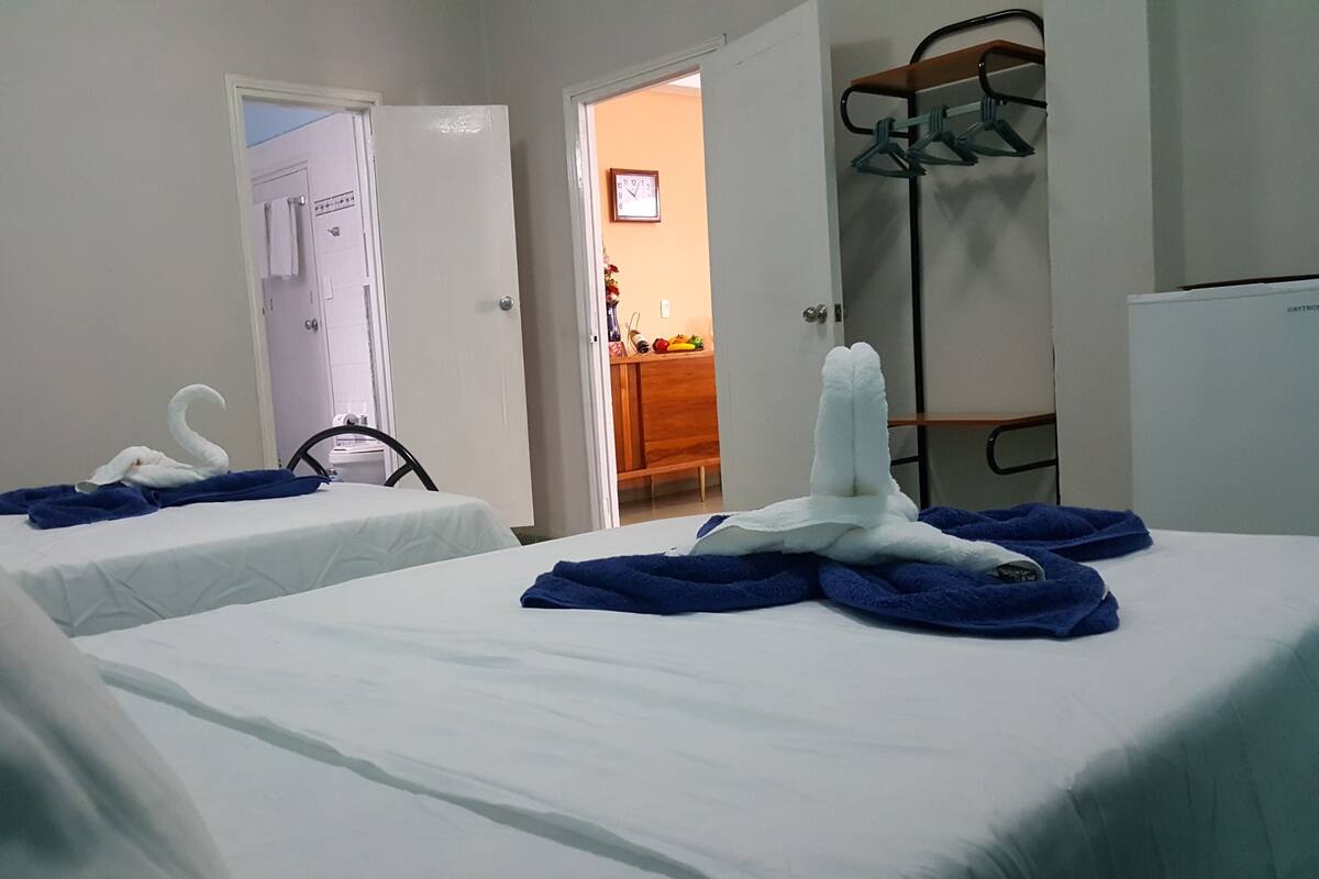 Habitación cuádruple estándar, no fumadores | Minibar, caja fuerte, cortinas opacas y tabla de planchar con plancha