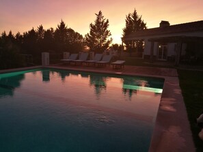 Seasonal outdoor pool, pool umbrellas, sun loungers - Arrábida Heritage (Setubal)