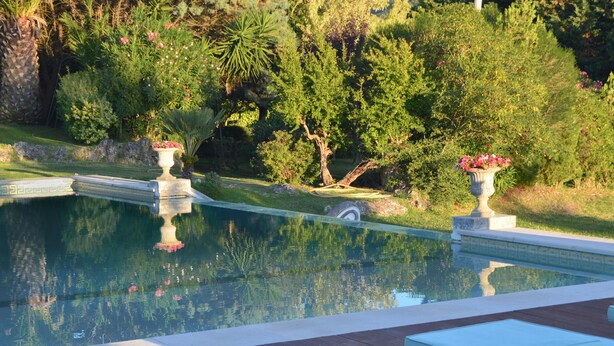 Seasonal outdoor pool, pool umbrellas, sun loungers - Arrábida Heritage (Setubal)
