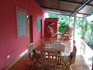 Outdoor dining - Inn Hospedaje BullShark (Altagracia)
