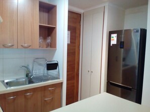 Familienapartment, 1 Queen-Bett, eigenes Bad | Eigene Küche | Kühlschrank, Mikrowelle, Ofen, Herdplatte