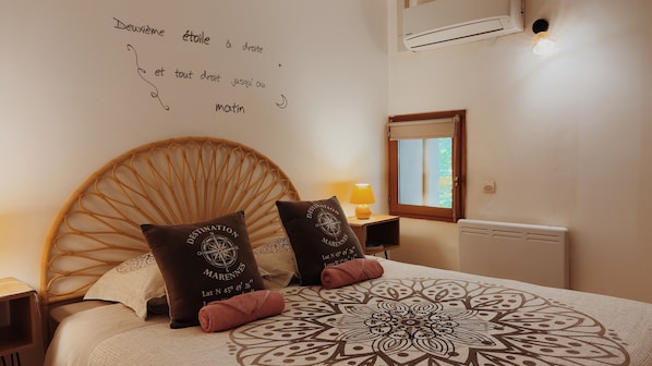 Decoración personalizada, muebles diferentes y cortinas blackout