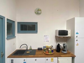 Fridge, microwave, toaster, high chair - Chambre d'hôtes Les Lauriers Roses (Marennes-Hiers-Brouage)