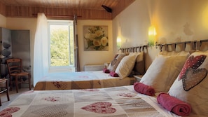 Decoración personalizada, muebles diferentes y cortinas blackout