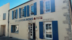 Logis des Lauriers Roses - Privatisation | Individually decorated, individually furnished, blackout drapes