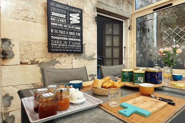 Petit déjeuner buffet (12 EUR par personne)