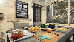Desayuno buffet diario (EUR 12 por persona)