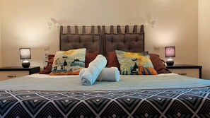 Individually decorated, individually furnished, blackout curtains - Chambre d'hôtes Les Lauriers Roses (Marennes-Hiers-Brouage)