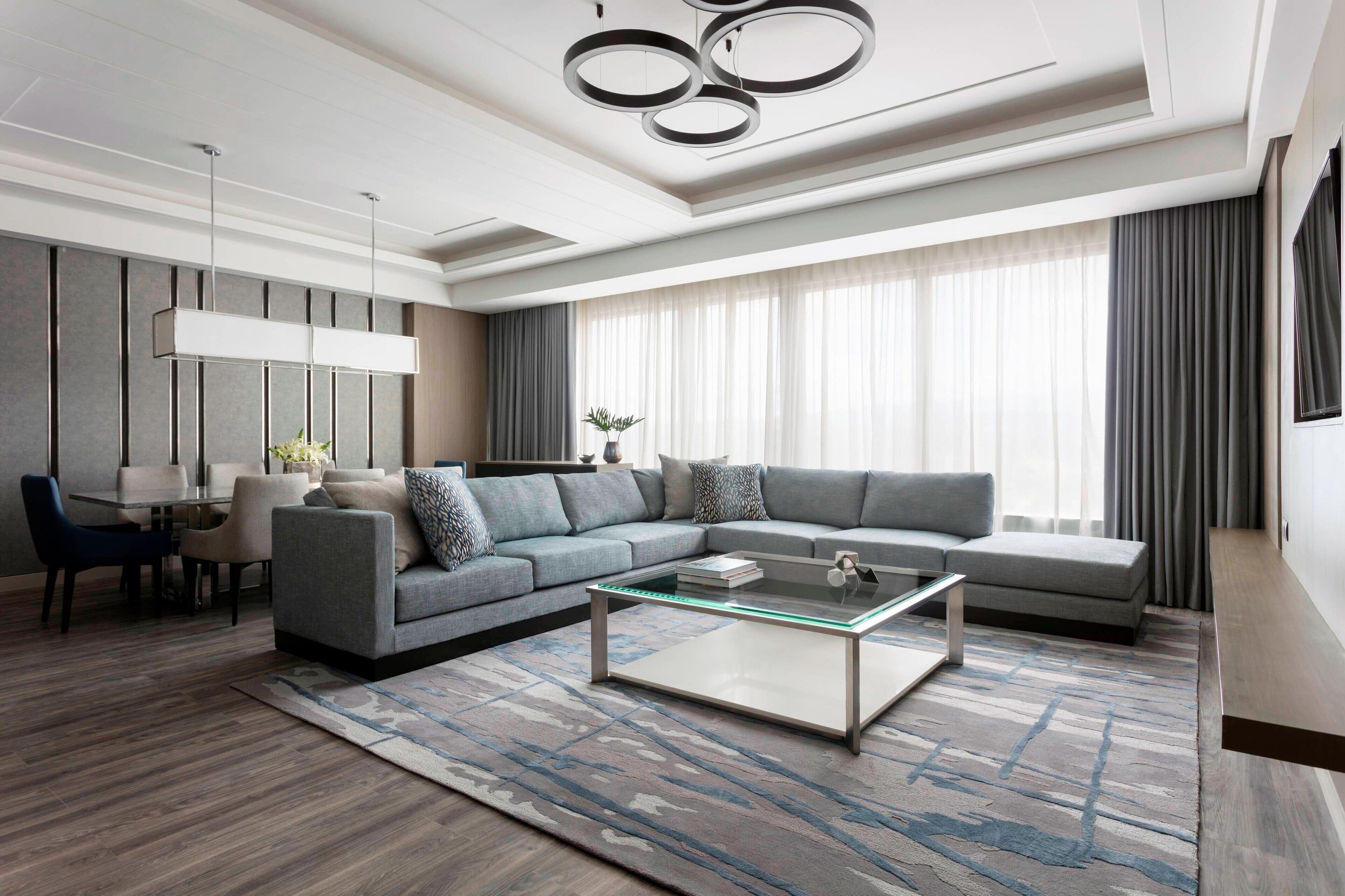 Executive Suite, 1 King Bed, Golf View | Living area