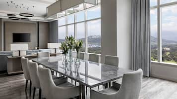 Minibar, in-room safe, desk, iron/ironing board