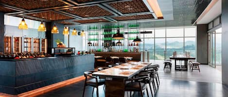 6 間餐廳,供應早餐、午餐和晚餐,國際料理