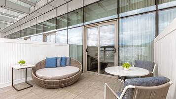 Deluxe Room, 1 King Bed, Balcony | Minibar, in-room safe, desk, iron/ironing board