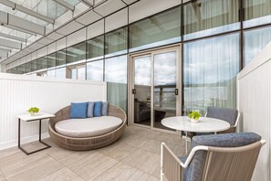 Deluxe Room, 1 King Bed, Balcony | Minibar, in-room safe, desk, iron/ironing board