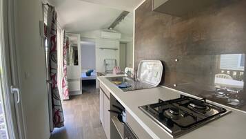 Familie stacaravan, 2 slaapkamers (4-6 people) | Privékeuken | Een koelkast, een microgolfoven, een oven, een kookplaat