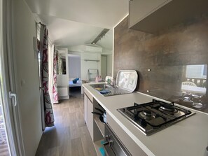 Familiehusvogn, 2 soverom (4-6 people) | Eget kjøkken | Kjøleskap, mikrobølgeovn, ovn og kokeplater