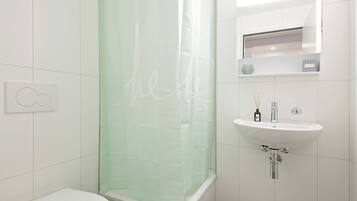 Regadera, secadora de cabello, toallas, papel de baño