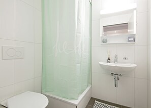 Ducha, secador de pelo, toallas, papel higiénico