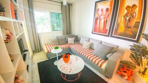 Appartement, 2 chambres | Coin séjour | Télévision à écran plasma de 40 pouces avec chaînes par satellite