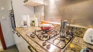 Appartement, 2 chambres | Cuisine privée | Réfrigérateur, four à micro-ondes, un four, surface de cuisson