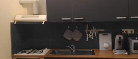 Een koelkast, een microgolfoven, een oven, een kookplaat