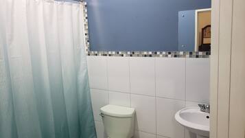 Apartamento luxo, 1 cama Queen, para não fumantes | Banheiro | Produtos de toalete grátis, toalhas de banho