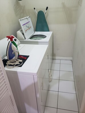 1 chambre, rideaux d’obscurcissement, fer et planche à repasser