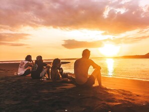 Gần bãi biển, lướt sóng/lướt ván 