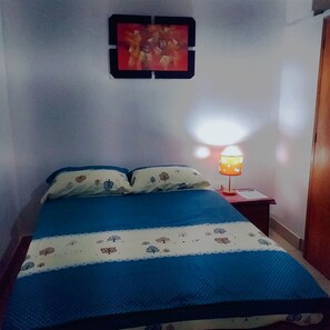 Individually furnished, desk, free WiFi, bed sheets - Kitara House Backpackers Hostel (Tarapoto)