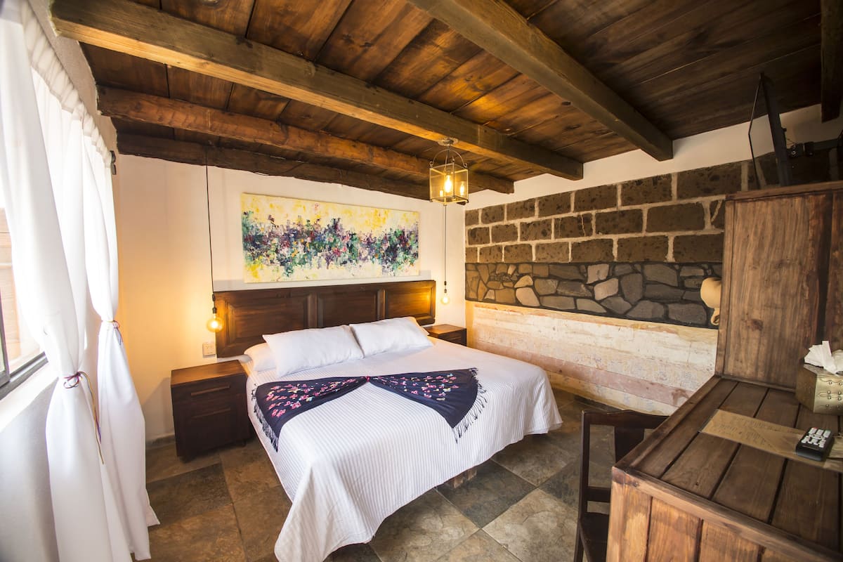 Habitación doble Deluxe, varias camas, para no fumadores | Tabla de planchar con plancha, camas extra, wifi gratis y ropa de cama
