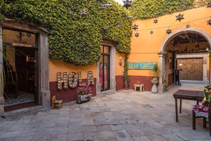 0-inch flat-screen TV with cable channels, TV - Hotel Petra (San Miguel de Allende)