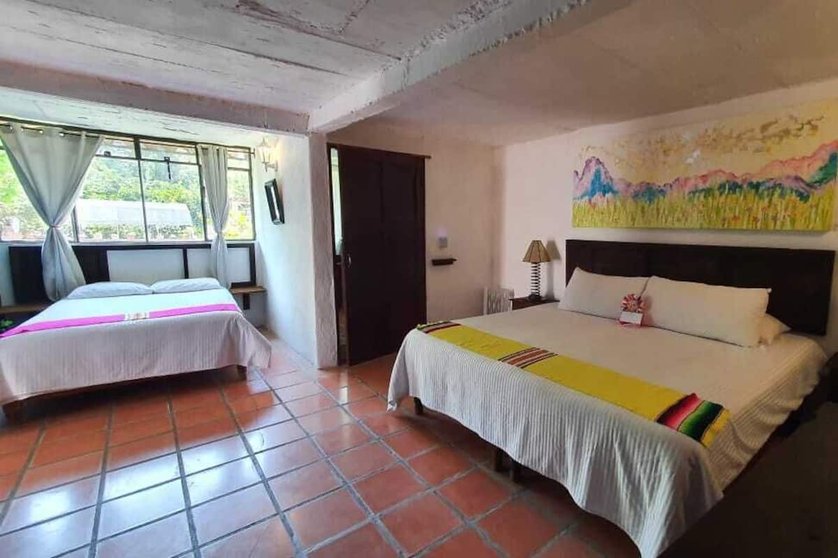 Habitación doble estándar, varias camas, para no fumadores | Tabla de planchar con plancha, camas extra, wifi gratis y ropa de cama