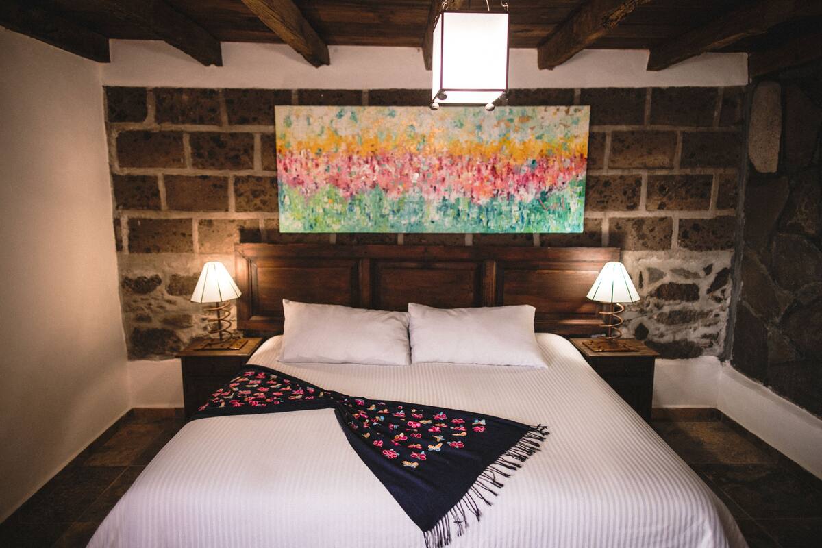 Habitación doble Deluxe, 1 cama King size, para no fumadores | Tabla de planchar con plancha, camas extra, wifi gratis y ropa de cama