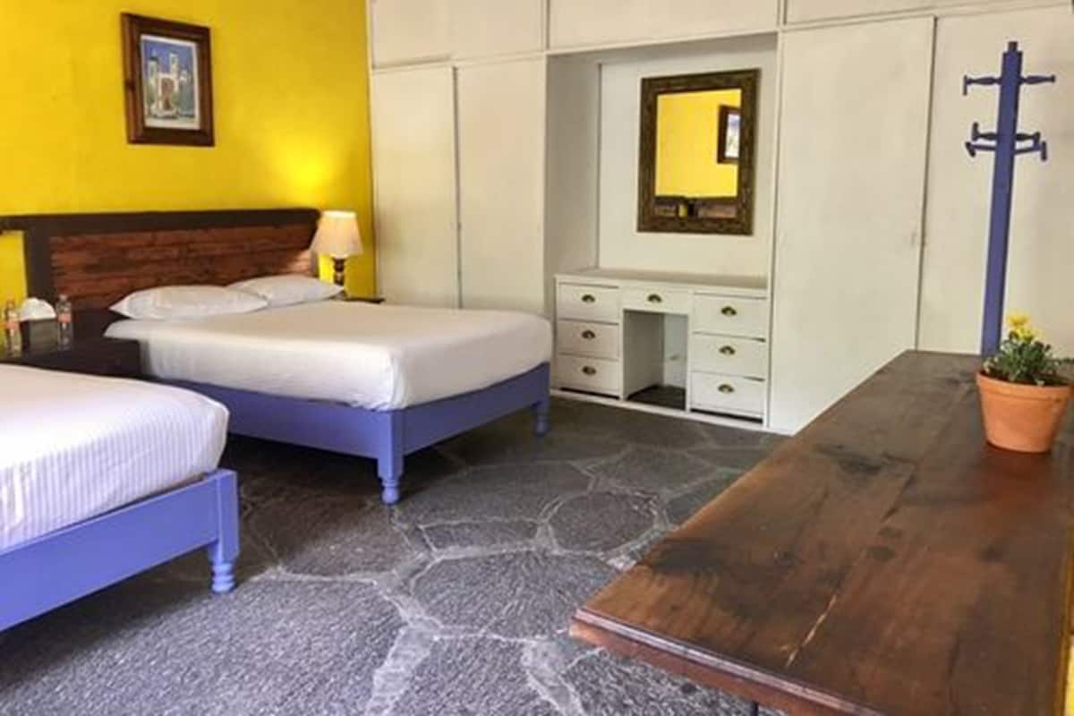 Habitación doble superior, varias camas, con acceso para personas discapacitadas, para no fumadores | Tabla de planchar con plancha, camas extra, wifi gratis y ropa de cama