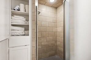 Hair dryer, towels, soap, toilet paper - Circle Town hm near the golf course (Austin)