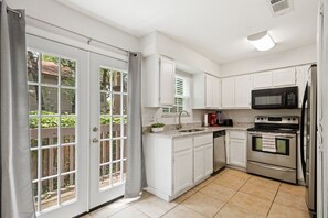 Een koelkast, een magnetron, een oven, een kookplaat