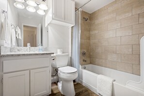 Secadora de cabello, toallas, jabón, papel de baño 