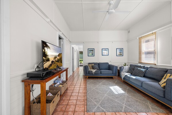 TV, DVD player - Mandy's Cottage 7 Memorial Ave SWR (South West Rocks)