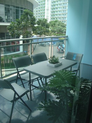 Outdoor dining - Azure Beach View condominium. Perfect for a stay! (Parañaque)