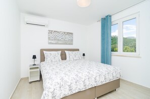 3 chambres, coffres-forts dans les chambres, bureau