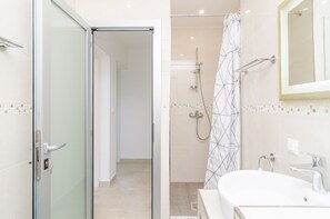 Suihku, ilmaiset hygieniatuotteet, hiustenkuivaaja, pyyhkeet