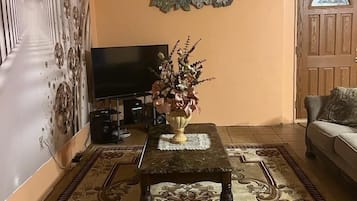 Televisie, een dvd-speler en een stereo